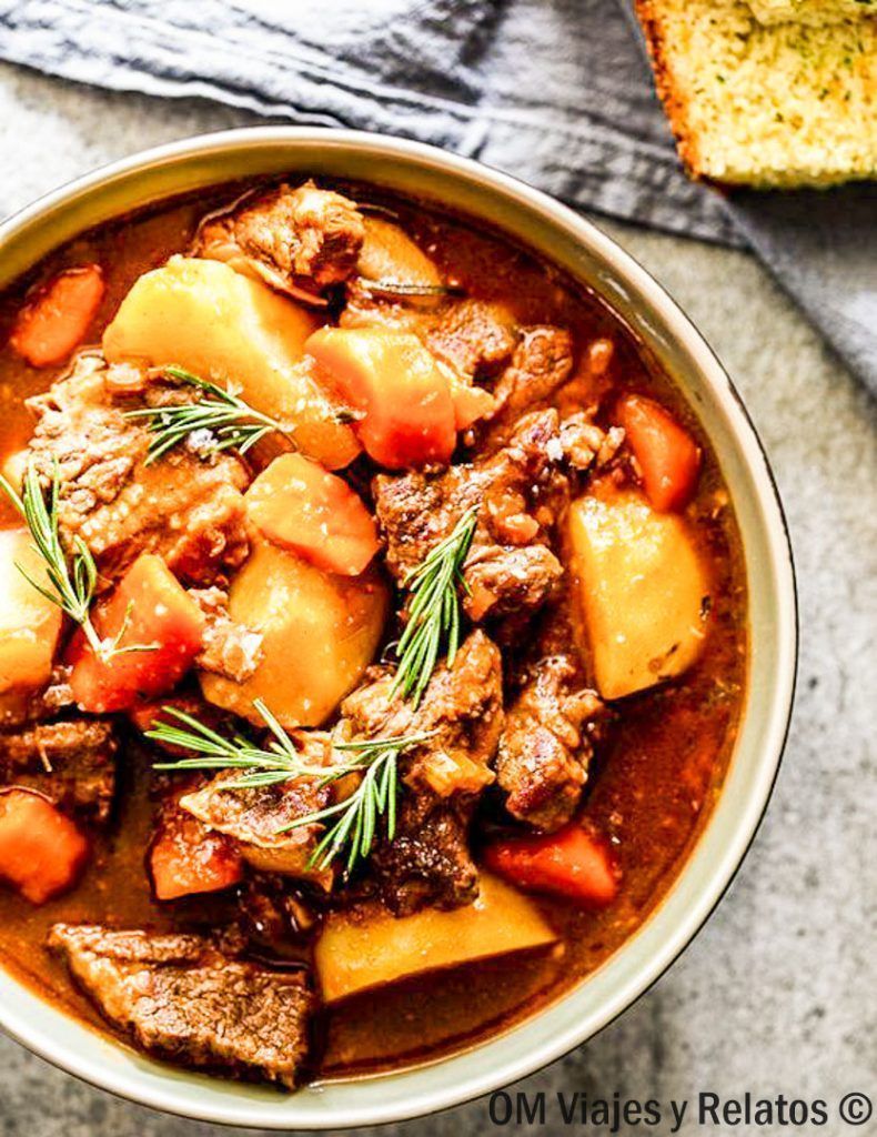 Estofado irlandés con carne, patatas y zanahorias, un plato tradicional perfecto para degustar durante una ruta por Irlanda en coche.