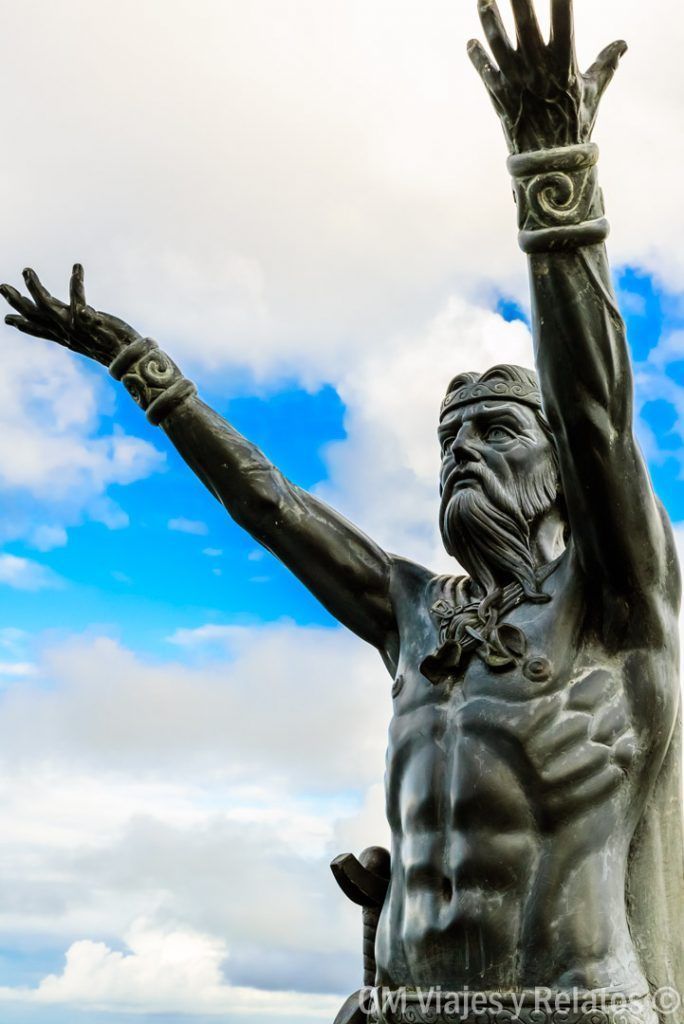DIOSES-CELTAS Estatua celta en Gotmore Viewpoint bajo el cielo irlandés, una parada cultural y panorámica para incluir en una ruta por Irlanda en coche.