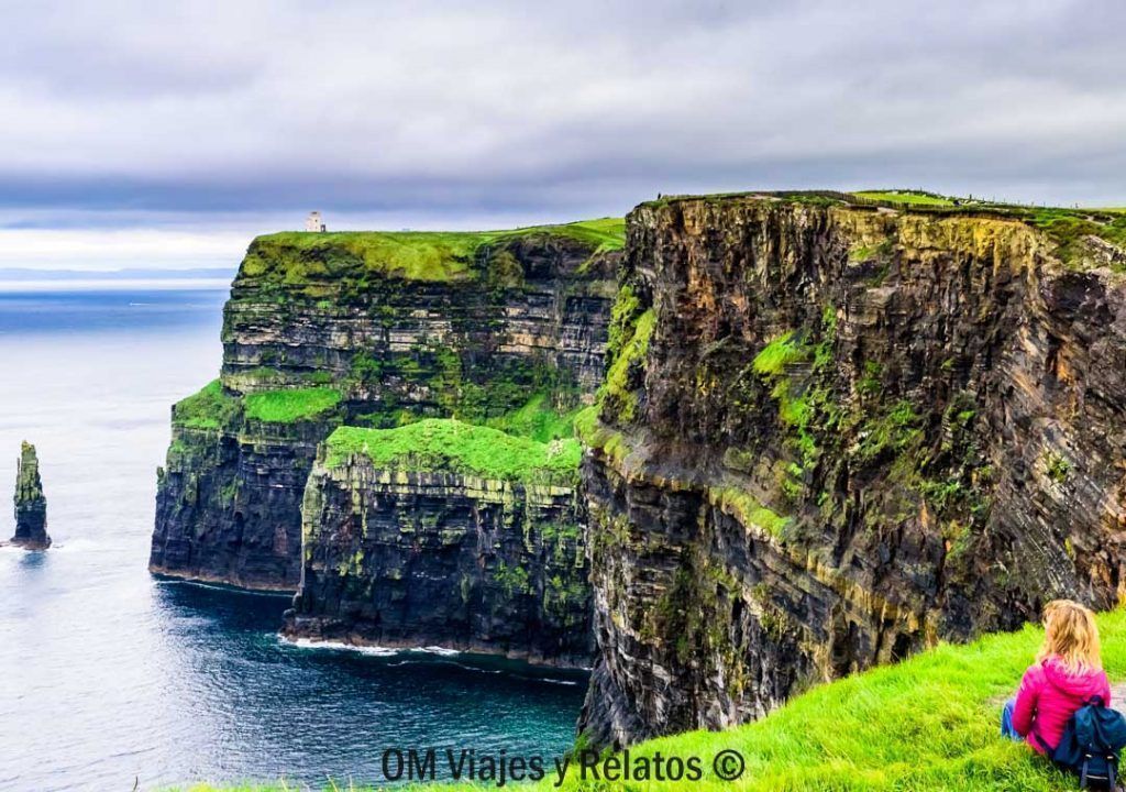 Foto mía contemplando el paisaje al visitar los acantilados de Moher, con vistas impresionantes de los acantilados y el océano Atlántico en Irlanda.