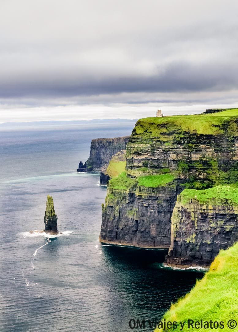 Impresionante vista panorámica para visitar los acantilados de Moher en Irlanda, uno de los paisajes más espectaculares de la costa atlántica.