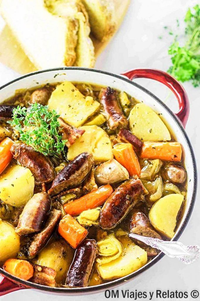 comida-típica-de-Irlanda Irish coddle con salchichas, patatas, zanahorias y verduras, un plato tradicional para probar durante una ruta por Irlanda en coche.