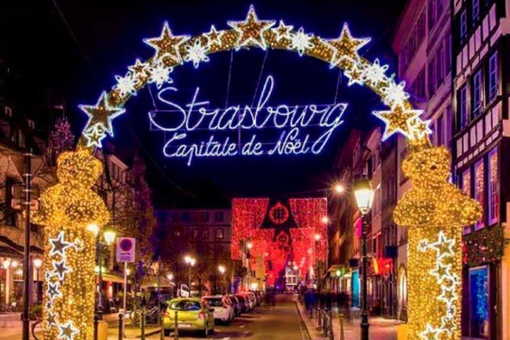 Luces del mercado de Navidad con el letrero ‘Strasbourg capitale de Noël’, un plan top de que ver en Estrasburgo en un día.