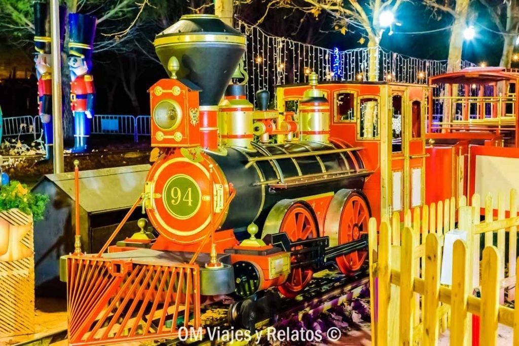 tren-infantil-Navidad-Torrejón Trenecito navideño de estilo antiguo, con locomotora roja y negra, en las Mágicas Navidades de Torrejón de Ardoz