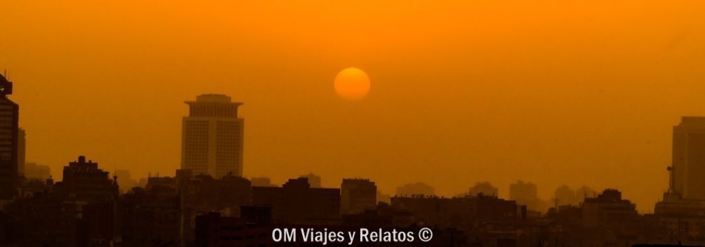Atardecer sobre El Cairo desde el Parque Al Azhar en una guía sobre que ver en el Cairo y alrededores.
