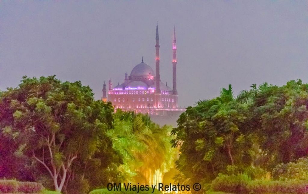 Mezquita de Muhammad Alí iluminada desde el Parque Al Azhar en una guía sobre que ver en el Cairo y alrededores.