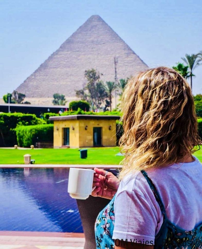 Una servidora en mi hotel con vistas a las pirámides en mis rutas por Egipto