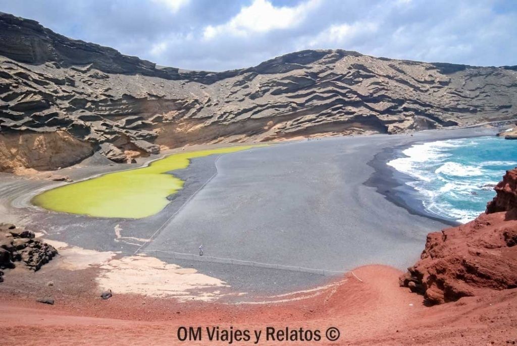 Playa de El Golfo en Lanzarote con la laguna verde del Charco de los Clicos, arena volcánica y acantilados, una de las mejores playas de las Islas Canarias por su singular paisaje.