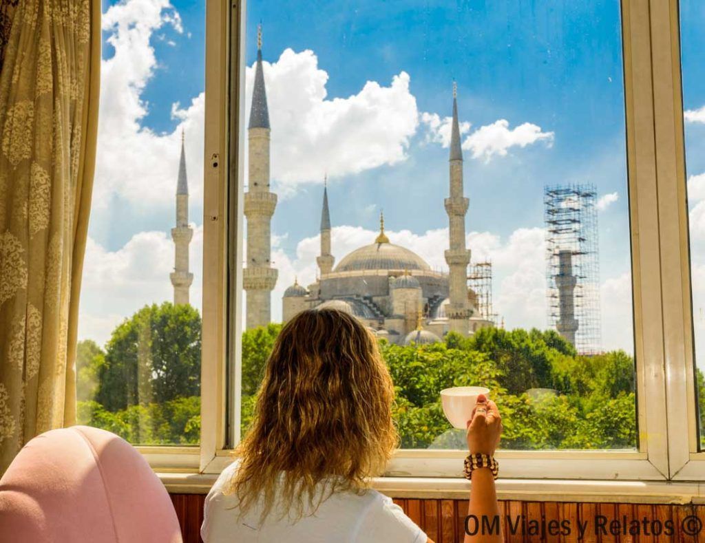 Una Servidora tomando un té en un hotel de Sultanahmet con vistas a la Mezquita Azul, una zona ideal donde alojarse en Estambul.