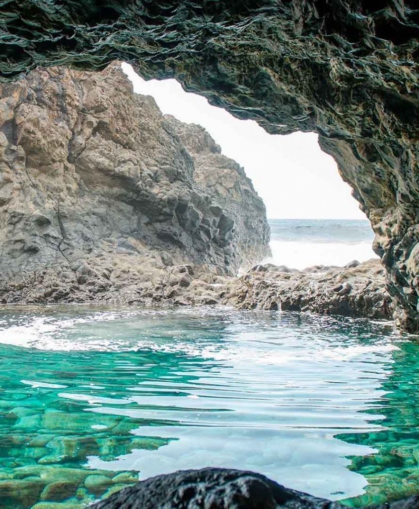 Charco Azul en El Hierro con aguas cristalinas entre formaciones volcánicas, un rincón natural espectacular cerca de algunas de las mejores playas de las Islas Canarias.