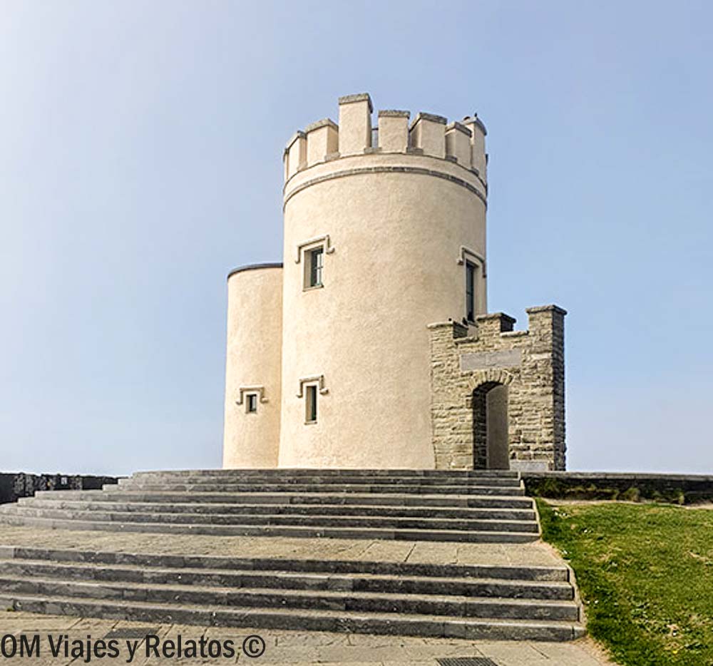 Torre O’Brien al visitar los acantilados de Moher, uno de los monumentos más emblemáticos de la costa oeste de Irlanda.