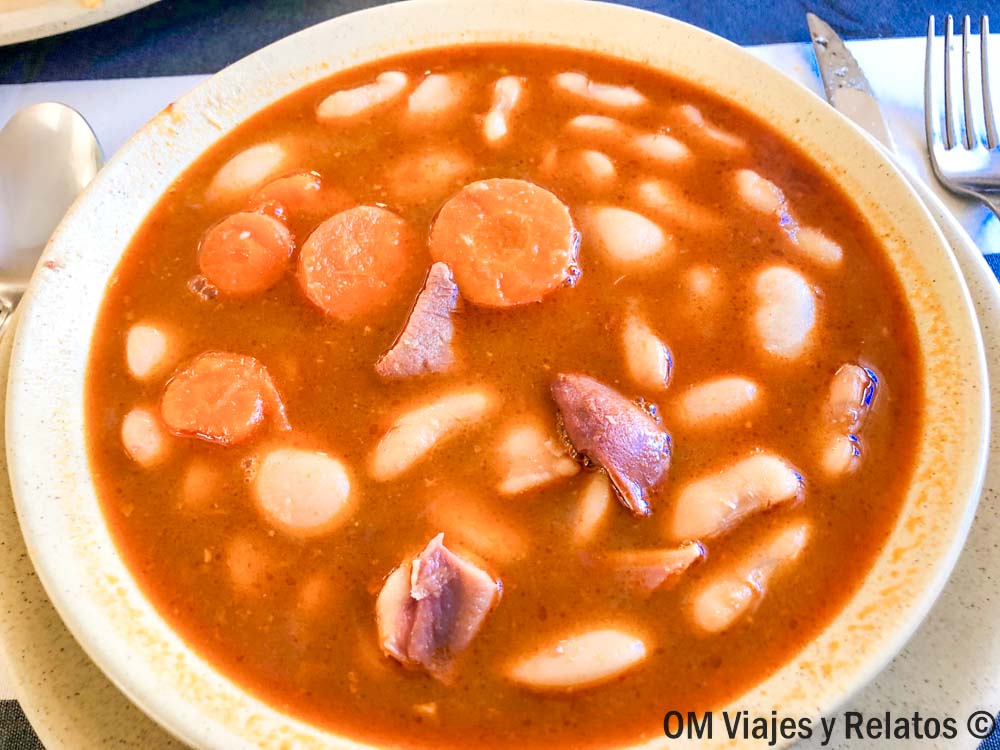 Plato de judías blancas estofadas con chorizo y zanahoria, plan gastronómico que ver en Buitrago del Lozoya en un dia.