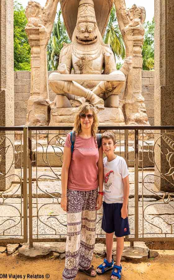 foto-mia-y-de-mi-hijo-en-Hampi-en-nuestro-viaje-por-el-sur-de-la-India