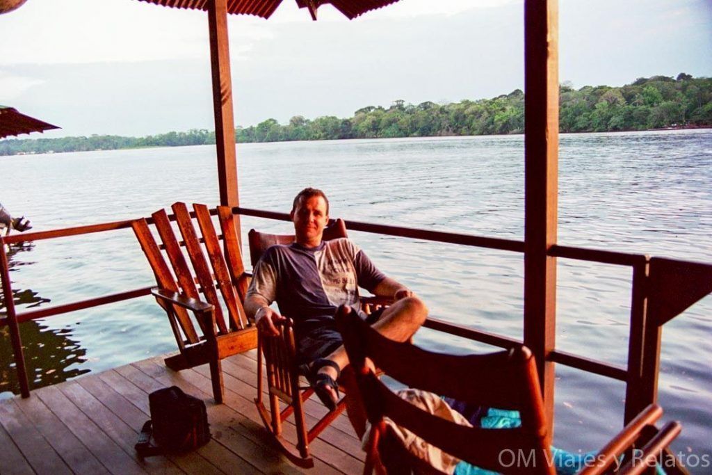 JC descansando con vistas al río y la selva en Tortuguero, una experiencia imprescindible en Costa Rica.