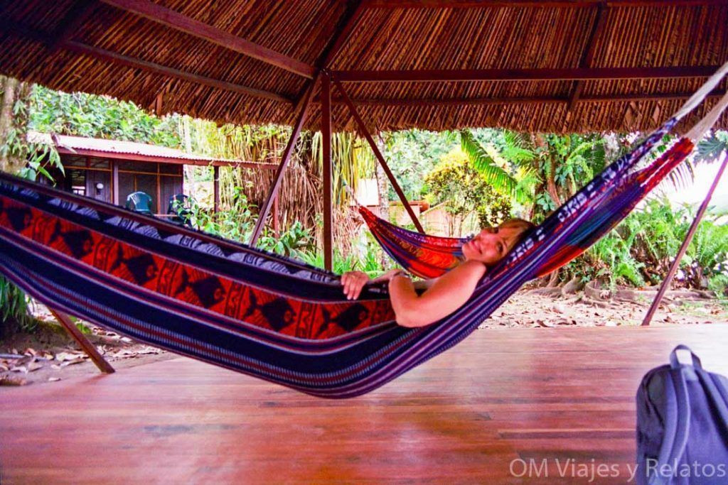 Foto mía descansando en una hamaca en Tortuguero, una experiencia imprescindible en Costa Rica