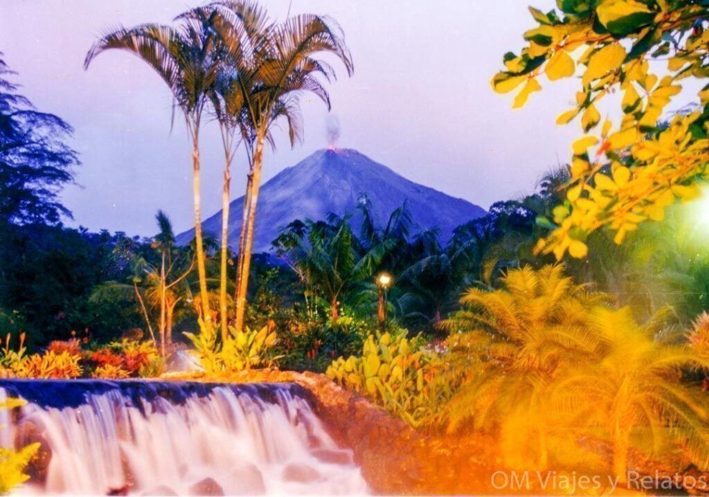 Volcán y paisaje tropical en Costa Rica, ideal para hablar de cómo funciona el internet en Costa Rica durante un viaje.
