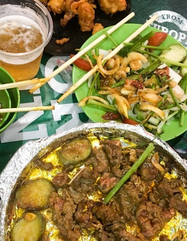 Comida callejera vietnamita con bia hoi en Hanoi para una guía sobre que ver en Hanoi en dos días.