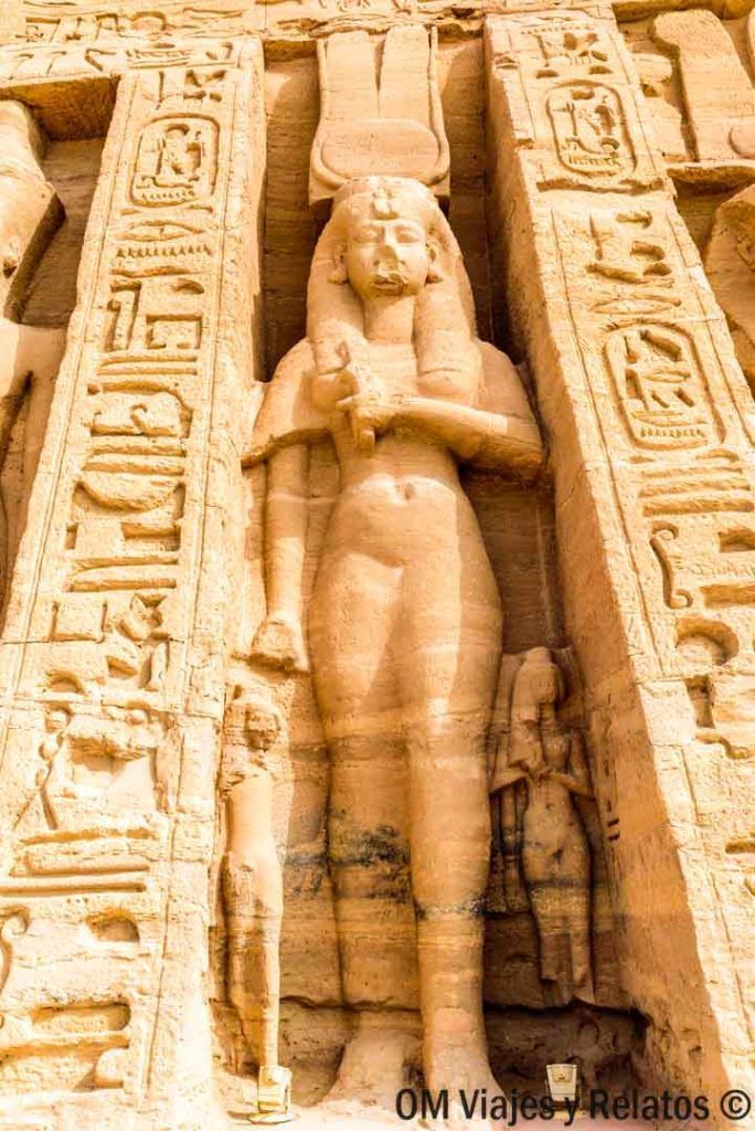 Detalle de una estatua tallada en la fachada del templo de Abu Simbel con jeroglíficos, ideal si estás investigando cómo visitar Abu Simbel.