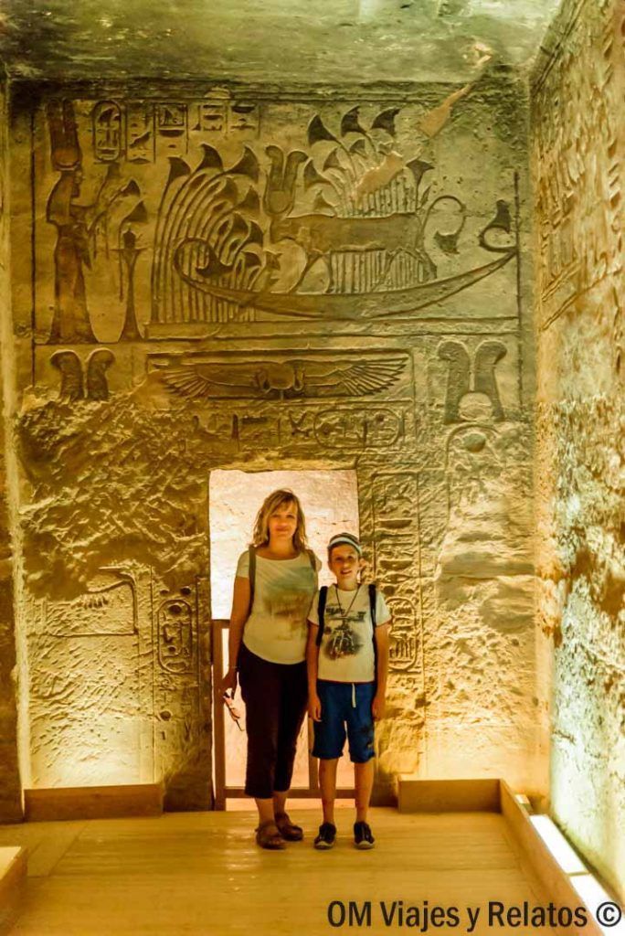Una servidora y mi hijo en el interior de Abu Simbel