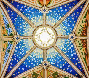 Cúpula colorida del interior de la Catedral de la Almudena, uno de los sitios bonitos que visitar en Madrid por su arquitectura y detalles decorativos.