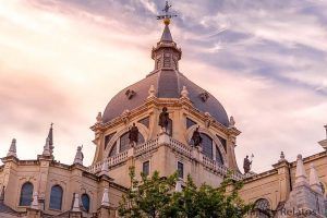 Cúpula exterior de la Catedral de la Almudena al atardecer, uno de los sitios bonitos que visitar en Madrid por su arquitectura y vistas.