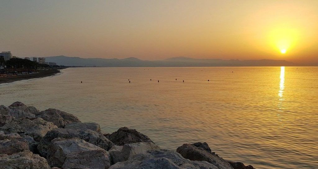 Atardecer en la costa de Torremolinos visto desde las rocas del paseo marítimo, un plan imprescindible sobre que hacer en Torremolinos.