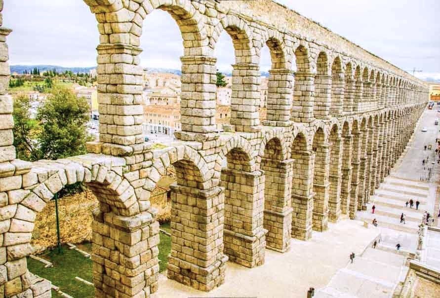 Acueducto de Segovia visto desde sus arcos, uno de los sitios para visitar cerca de Madrid en una escapada monumental.