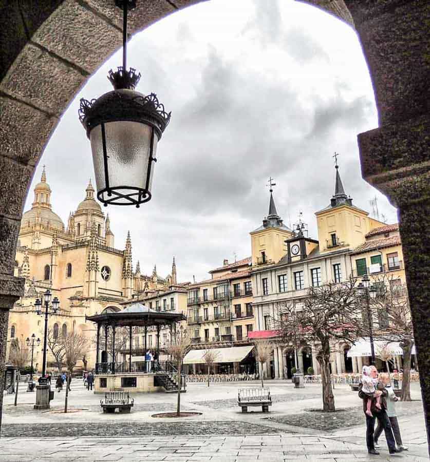 Plaza Mayor de Segovia con la catedral al fondo, uno de los sitios para visitar cerca de Madrid.