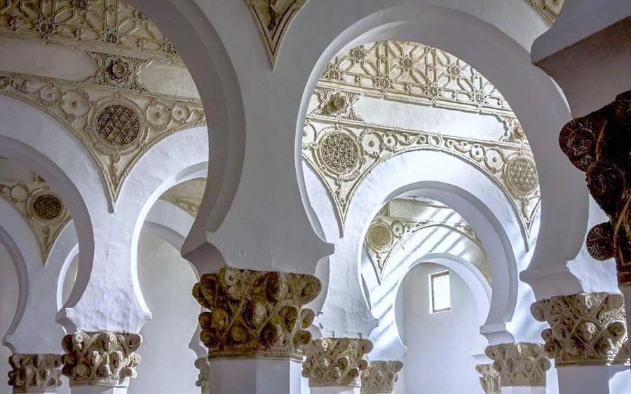 Interior de la Sinagoga de Santa María la Blanca en Toledo, uno de los sitios para visitar cerca de Madrid.