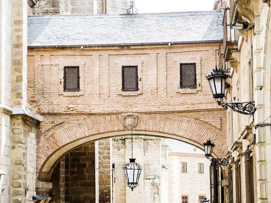 Arco del Palacio Arzobispal de Toledo, uno de los sitios para visitar cerca de Madrid en una ruta histórica.