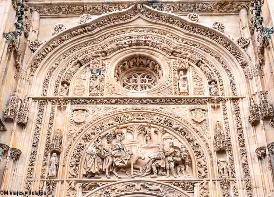Detalle de la fachada de la Universidad de Salamanca, uno de los sitios para visitar cerca de Madrid en una ruta cultural.