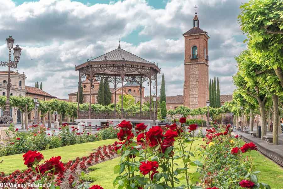 Plaza de Cervantes en Alcalá de Henares con rosales y quiosco, uno de los sitios para visitar cerca de Madrid.