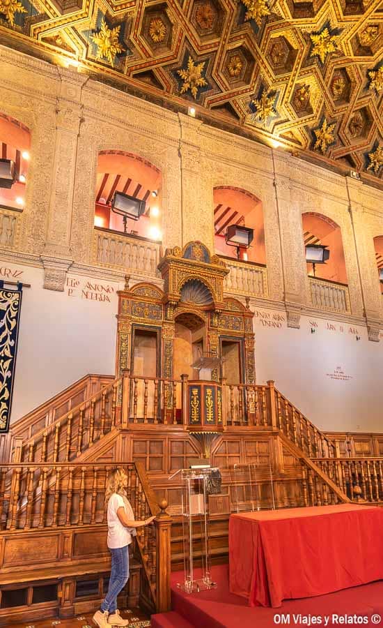 Una servidora en el Paraninfo de la Universidad de Alcalá de Henares, uno de los sitios para visitar cerca de Madrid.