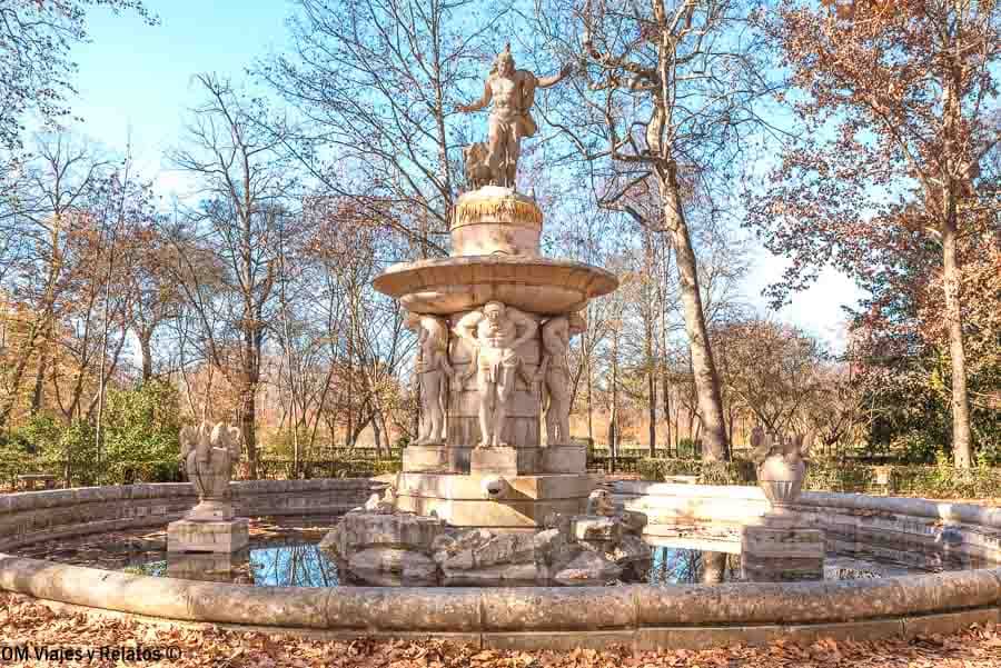 Captura de pantalla con fuente y esculturas de los Jardines de Aranjuez, uno de los sitios para visitar cerca de Madrid.