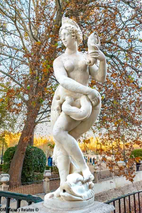 Estatua en los Jardines de Aranjuez, uno de los sitios para visitar cerca de Madrid en una escapada cultural.