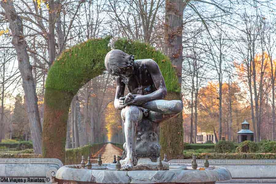 Fuente con estatua en los Jardines de Aranjuez, uno de los sitios para visitar cerca de Madrid en una escapada tranquila.