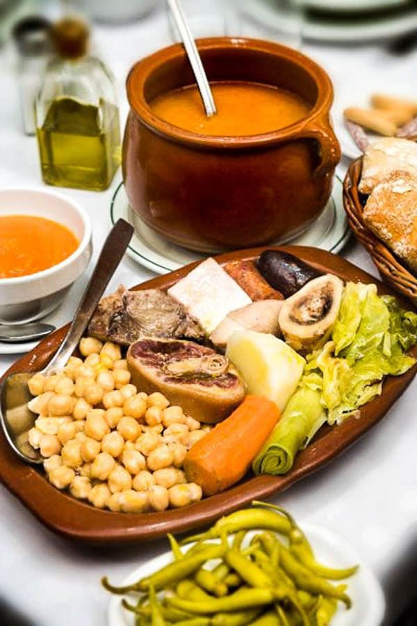 Cocido madrileño tradicional, una experiencia gastronómica típica entre los sitios para visitar cerca de Madrid.