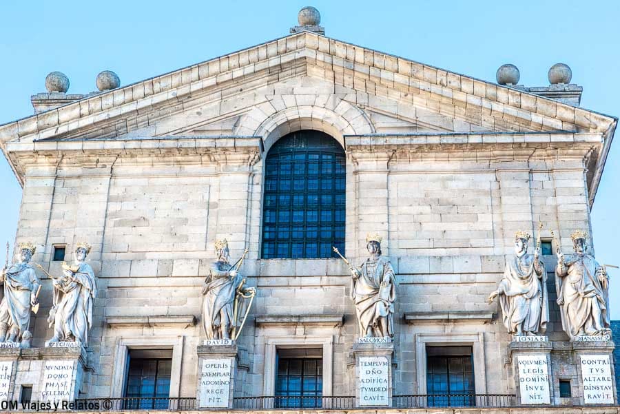 Fachada del Monasterio de El Escorial, uno de los sitios para visitar cerca de Madrid en una escapada histórica.