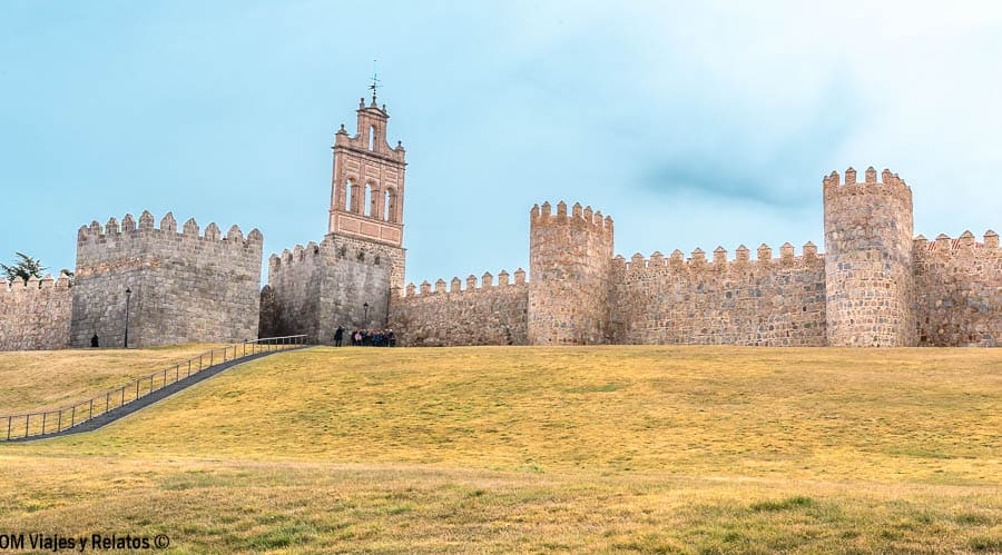 Muralla de Ávila con torres defensivas, uno de los sitios para visitar cerca de Madrid en una escapada medieval.