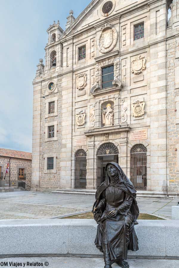 Fachada del Convento de Santa Teresa en Ávila, uno de los sitios para visitar cerca de Madrid en una escapada cultural.