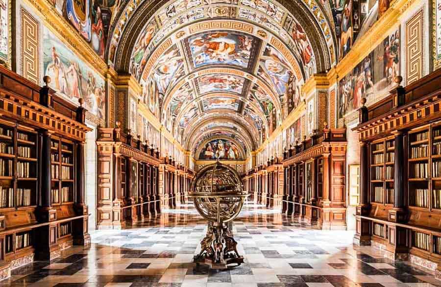 Biblioteca del Monasterio de El Escorial, uno de los sitios para visitar cerca de Madrid en una escapada cultural.