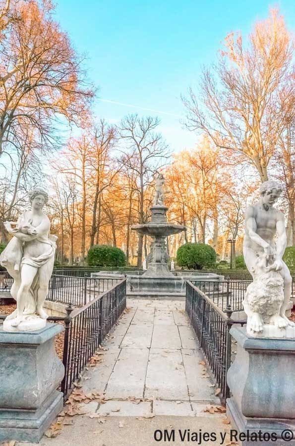 Fuente con esculturas en los Jardines de Aranjuez, uno de los sitios para visitar cerca de Madrid en una escapada con encanto.