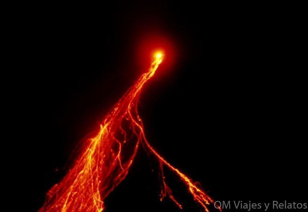 Lava incandescente en el volcán Arenal de noche, uno de los imprescindibles en Costa Rica para amantes de los volcanes.