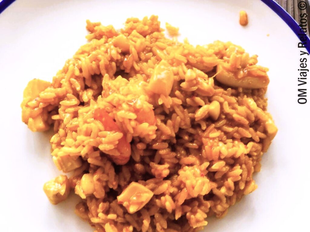 Arroz marinero en restaurante tradicional, una deliciosa opción para descubrir donde comer en Santander.