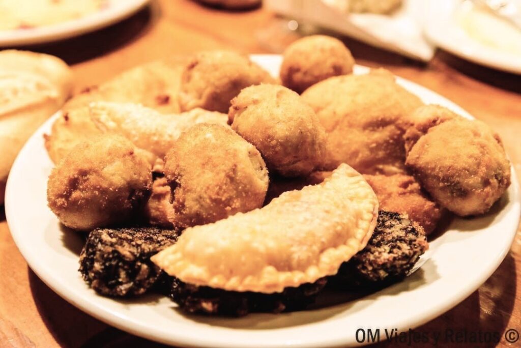 Tapas y croquetas caseras en un bar tradicional, una opción perfecta para descubrir donde comer en Santander.
