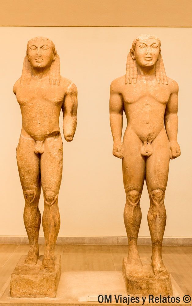 Dos estatuas arcaicas tipo kouros expuestas en el museo de Delfos, una parada imprescindible al visitar el Oráculo de Delfos.