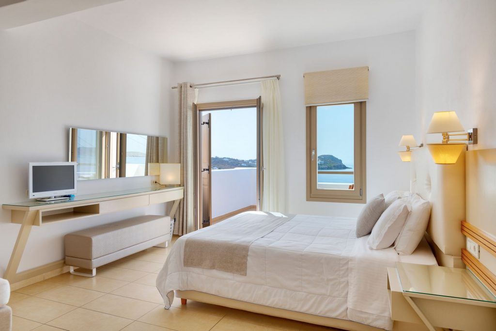 Habitación luminosa del hotel Lithos by Spyros & Flora con vistas al mar, una excelente opción de alojamiento que ver en Mykonos en 3 días.