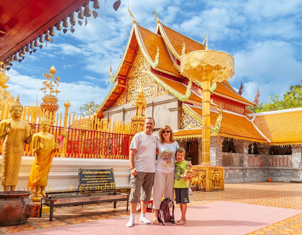 Foto nuestra familia de OM Viajes y Relatos posando frente a un templo dorado en Chiang Mai, una visita imprescindible de que ver en Chiang Mai y alrededores.