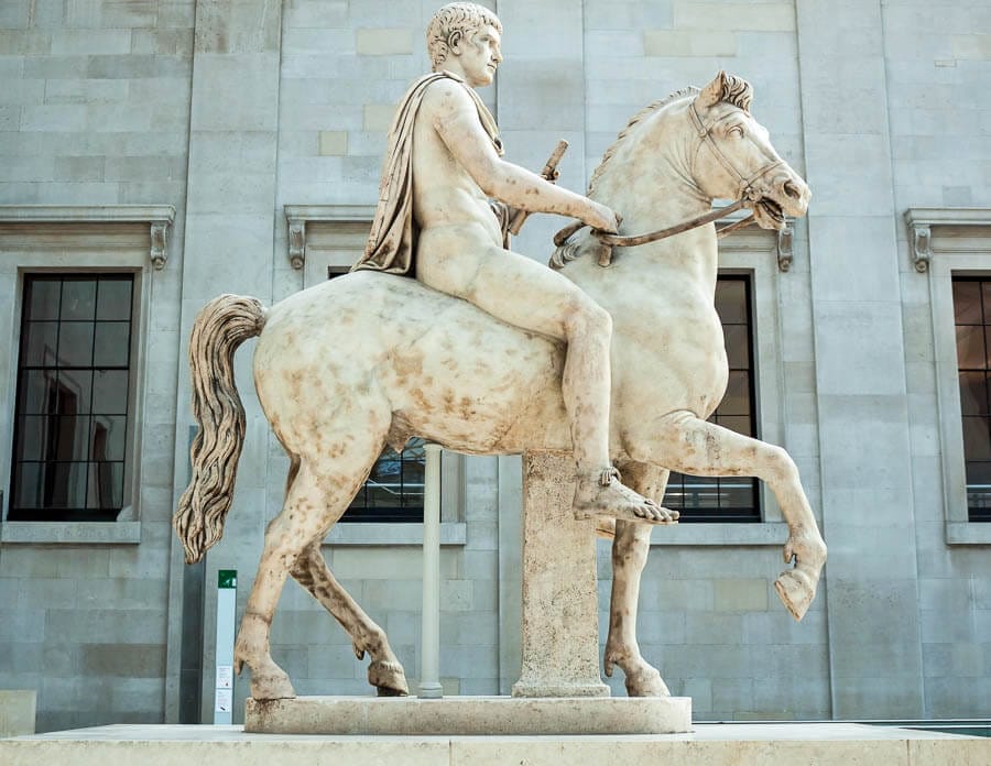 Estatua ecuestre romana expuesta en el Museo Británico, una de las obras que ver en el museo britanico para descubrir su colección de arte clásico.