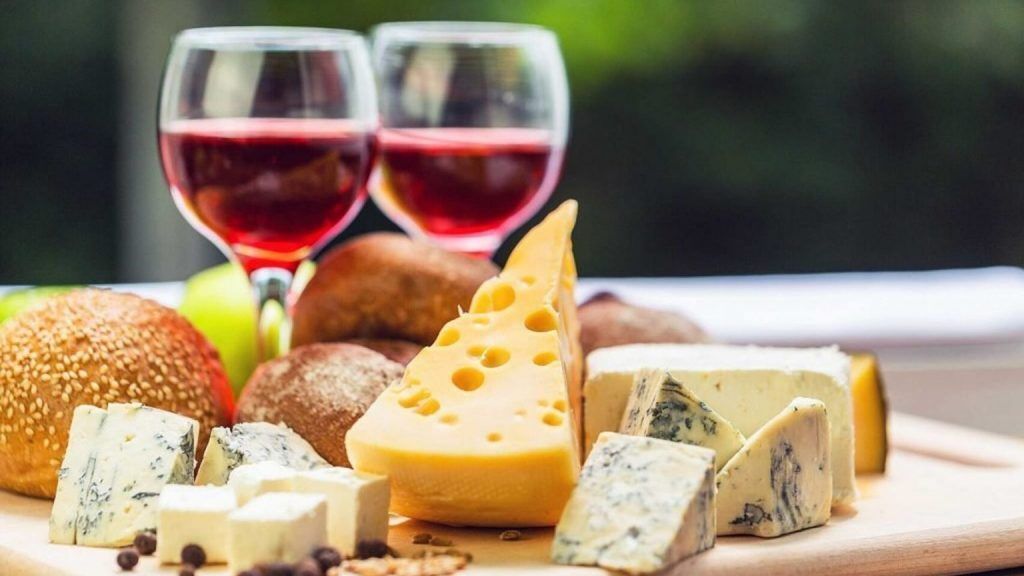 Tabla de quesos y vino tinto típico de Alsacia, una experiencia gourmet imprescindible que ver en Riquewihr para los amantes del buen comer.