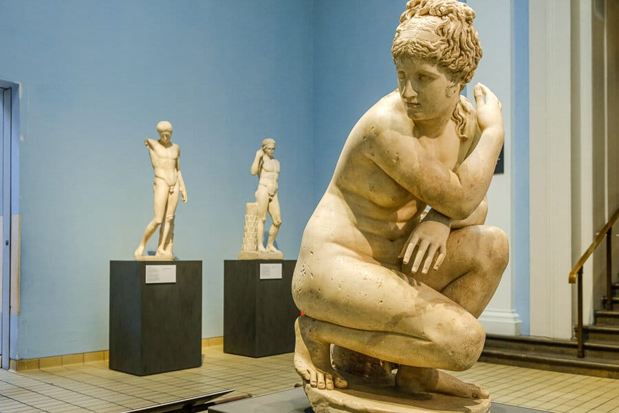 Sala del Imperio Romano del Museo Británico con esculturas clásicas, una zona imprescindible entre las obras que ver en el museo britanico.